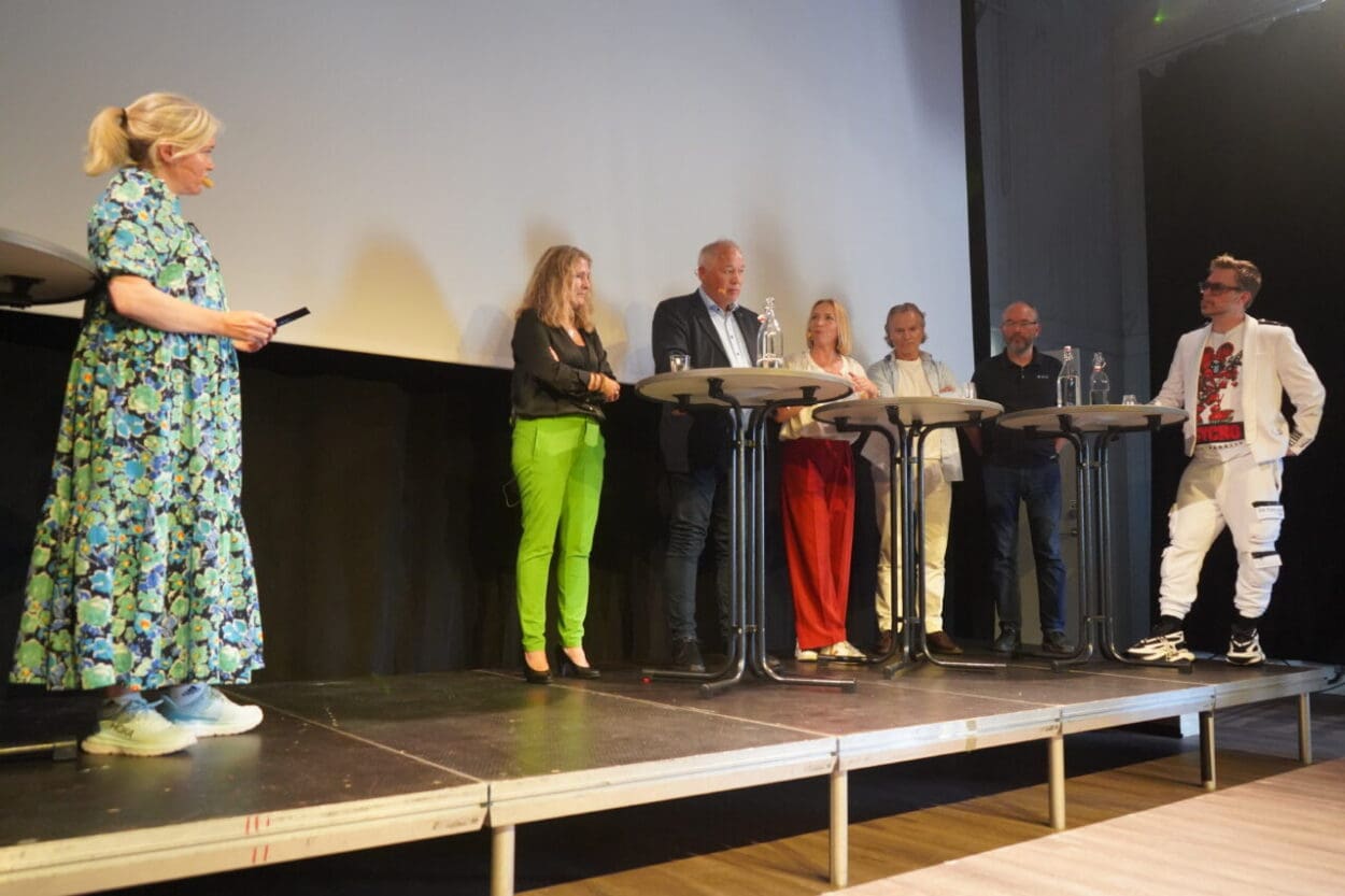 En gruppe mennesker som står på scenen